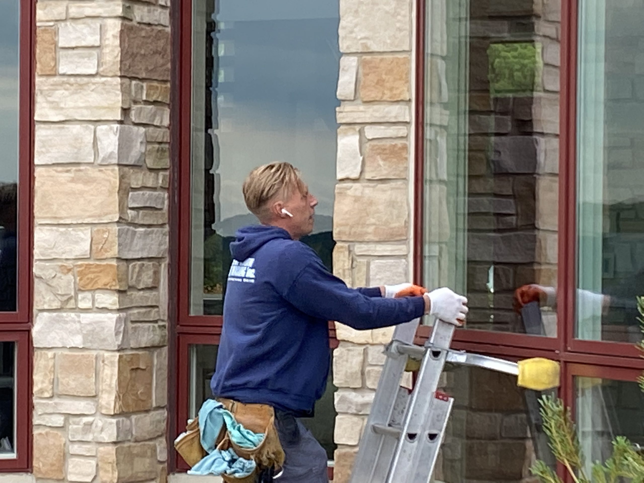 5 Reasons to Take Advantage of Professional Window Cleaning Services