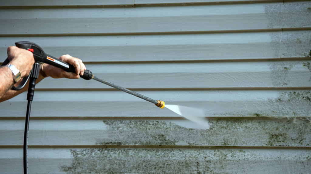 power washer cleaning siding